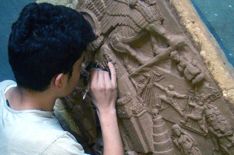 Illustration for article titled Este joven de 17 años está reconstruyendo las obras de arte destruidas por integristas islámicos